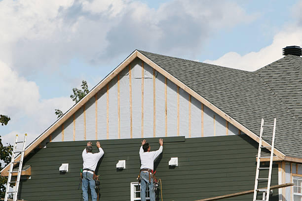 Professional Vinyl Siding technician working in Hines, OR